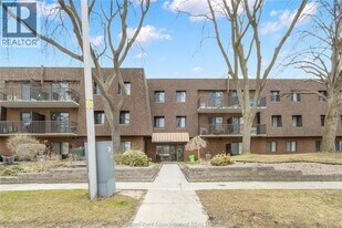 225 Campus Pkwy in Chatham, ON - Building Photo