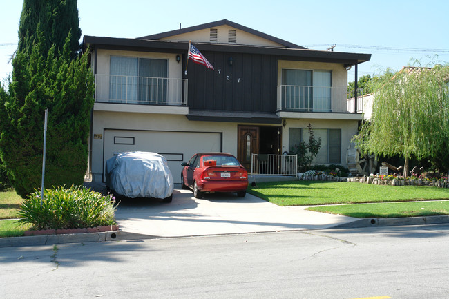 707 E Orange Grove Ave in Burbank, CA - Building Photo - Building Photo