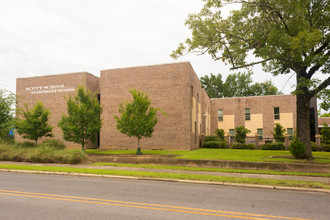 Scott School Apartment Homes in Baton Rouge, LA - Foto de edificio - Building Photo