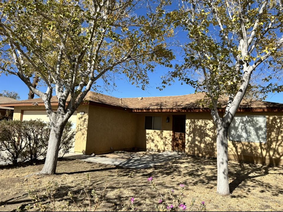 804 W Graaf Ave in Ridgecrest, CA - Foto de edificio