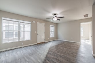 Yellowstone in Newburgh, IN - Foto de edificio - Interior Photo