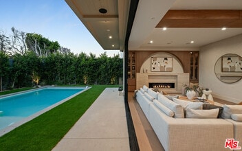 565 Toyopa Dr in Los Angeles, CA - Building Photo - Building Photo