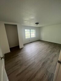 304 E Main St photo'