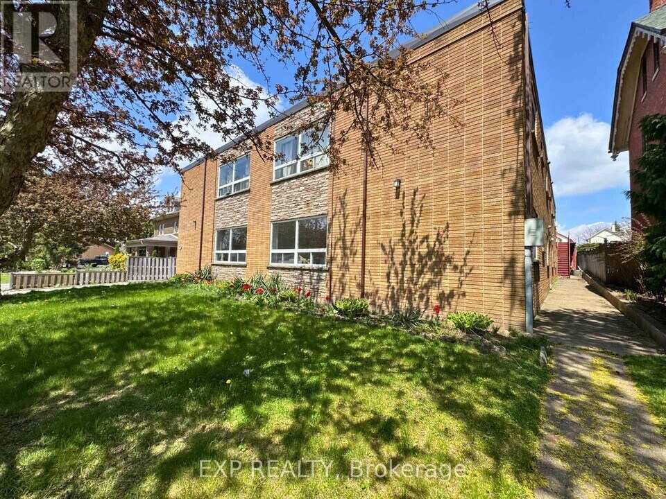 6049-6049 Culp St in Niagara Falls, ON - Building Photo
