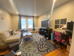 33 Oldfields Rd, Unit 4 in Boston, MA - Foto de edificio - Building Photo