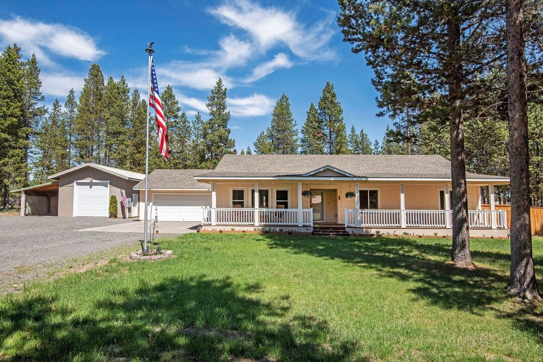 52760 Santa Barbara Dr in La Pine, OR - Building Photo