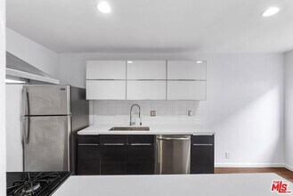 612 Huntley Dr in West Hollywood, CA - Foto de edificio - Building Photo