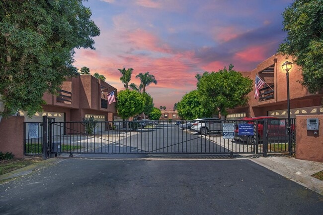 606 Terrace Cir in Huntington Beach, CA - Building Photo - Building Photo