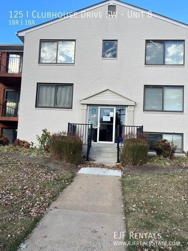 property at 125 Clubhouse Dr SW