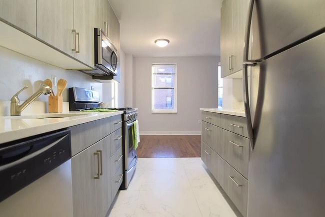 property at 1540 Pelham Pkwy S