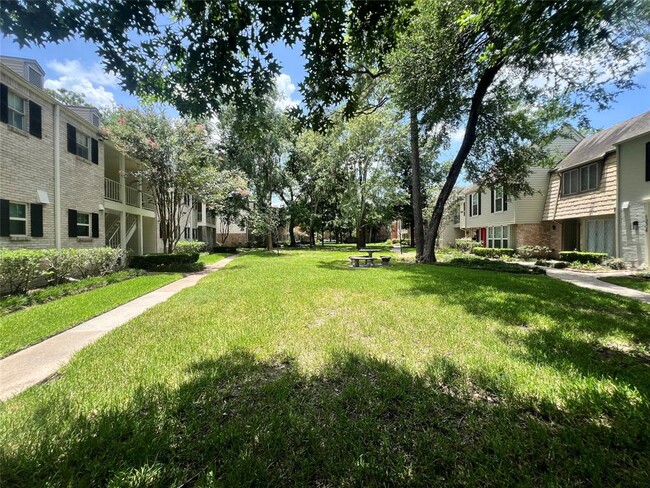 13026 Trail Hollow Dr in Houston, TX - Building Photo - Building Photo