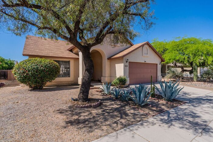2691 W Camino Llano in Tucson, AZ - Foto de edificio