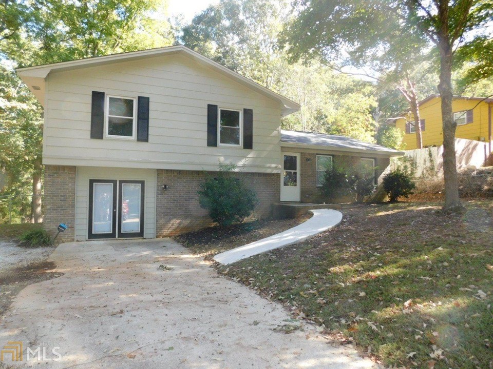 3833 Cherokee Trail in Suwanee, GA - Building Photo