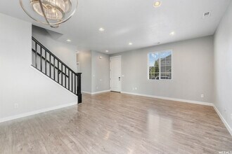929 W Stonehaven Dr in North Salt Lake, UT - Building Photo - Building Photo