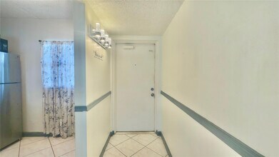 9340 Lagoon Pl in Davie, FL - Building Photo - Building Photo