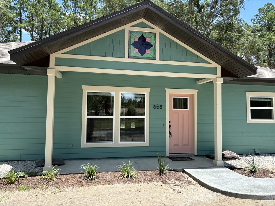 658 SW Charlie Ave in Micanopy, FL - Building Photo