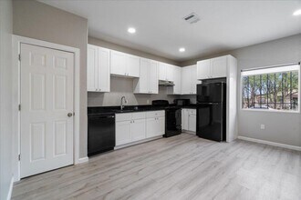 2902 S Laredo St in San Antonio, TX - Building Photo - Building Photo
