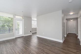 5819 Glisan in Portland, OR - Foto de edificio - Interior Photo