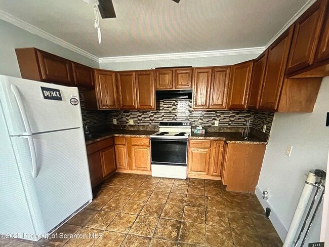 504 Storrs St in Dickson City, PA - Building Photo - Building Photo