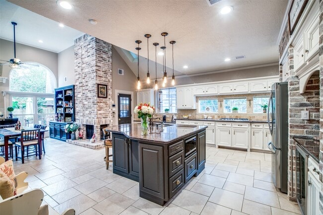 property at 7 Deer Lake Ct