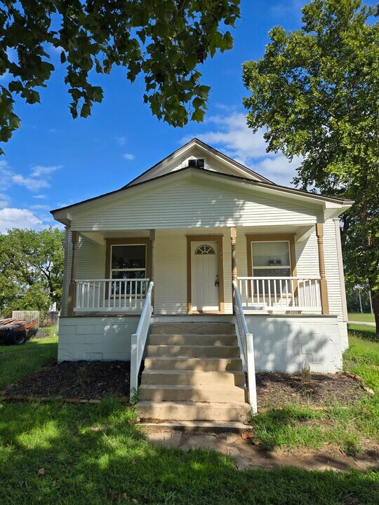 123 King St in Gypsum, KS - Building Photo