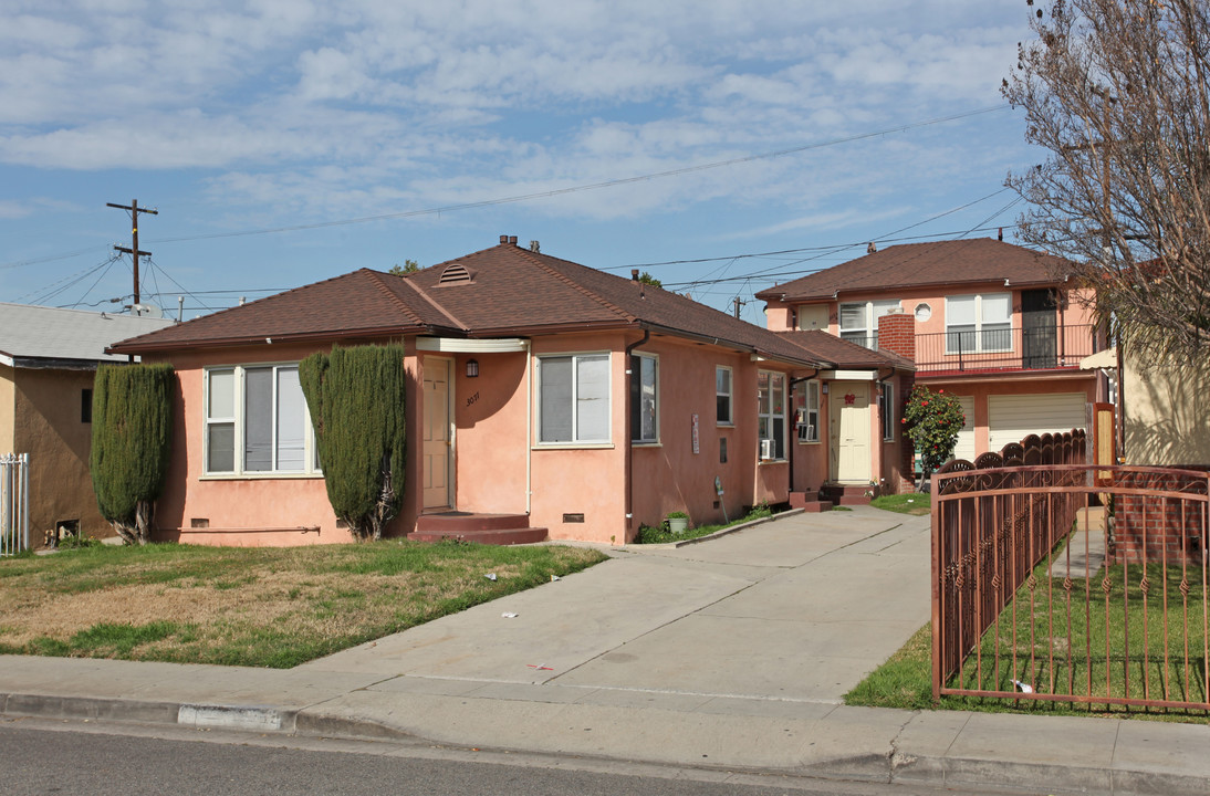 3071 Santa Ana St in South Gate, CA - Foto de edificio