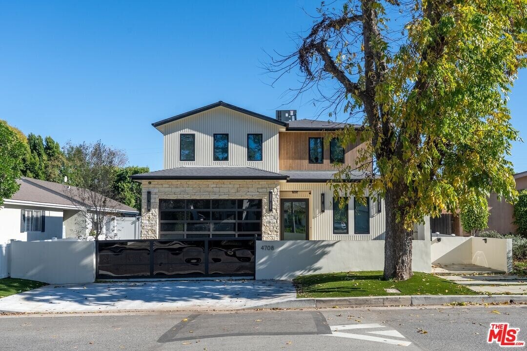 4708 Noble Ave in Los Angeles, CA - Building Photo