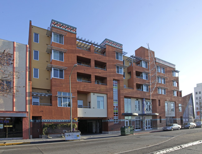 Seven Directions Apartments in Oakland, CA - Foto de edificio - Building Photo
