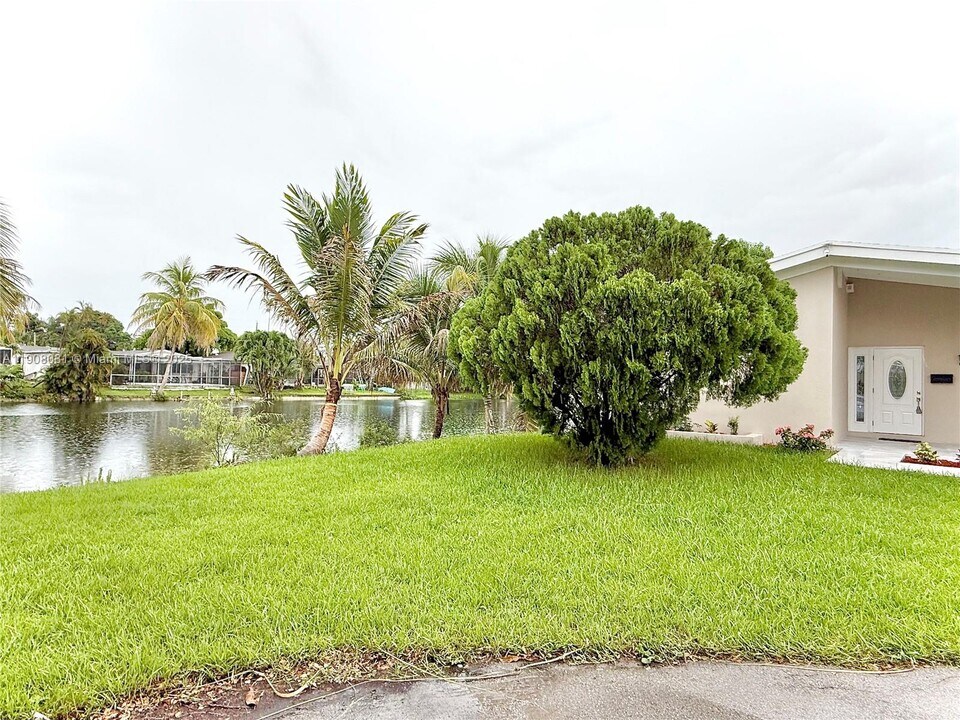 6708 Camelia Dr in Miramar, FL - Building Photo