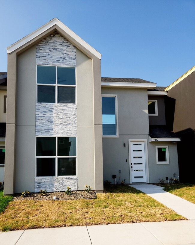 property at 702 W Seminole Ave