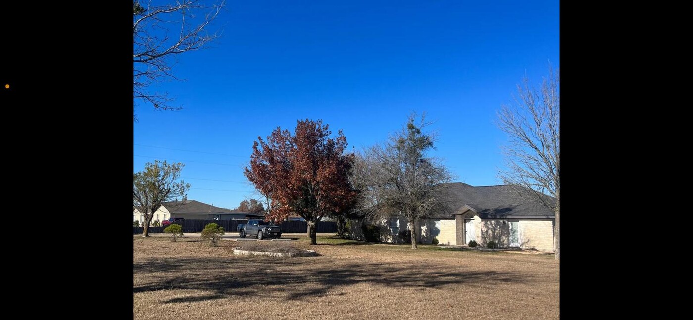 16010 Voelker Ln in Elgin, TX - Building Photo