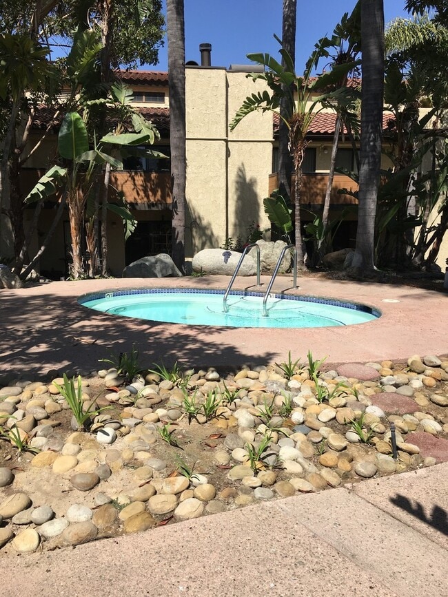 1159 Via Montoya in Camarillo, CA - Foto de edificio - Building Photo