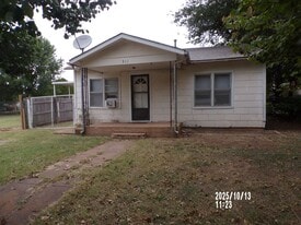 311 E Nevada St in Walters, OK - Building Photo