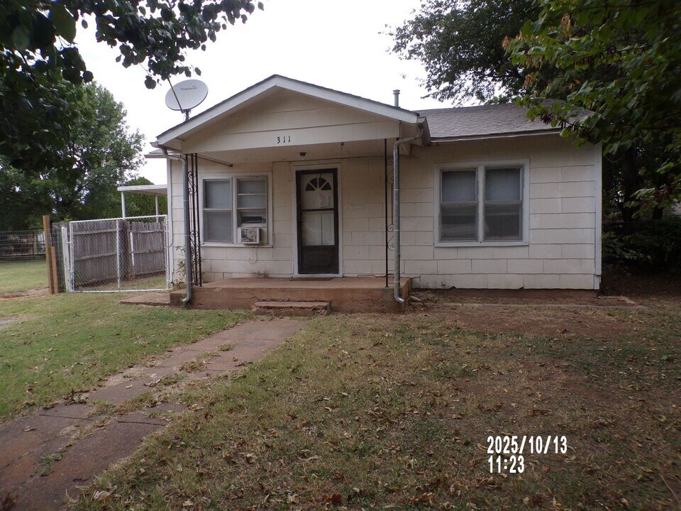 311 E Nevada St in Walters, OK - Building Photo