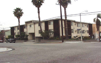 3555 San Marino St in Los Angeles, CA - Building Photo - Building Photo