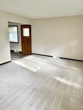 1933 Fairview Dr in West Bend, WI - Building Photo - Building Photo