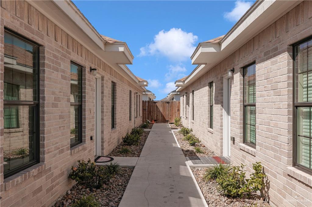 912 W La Pointe Ave in Alton, TX - Building Photo