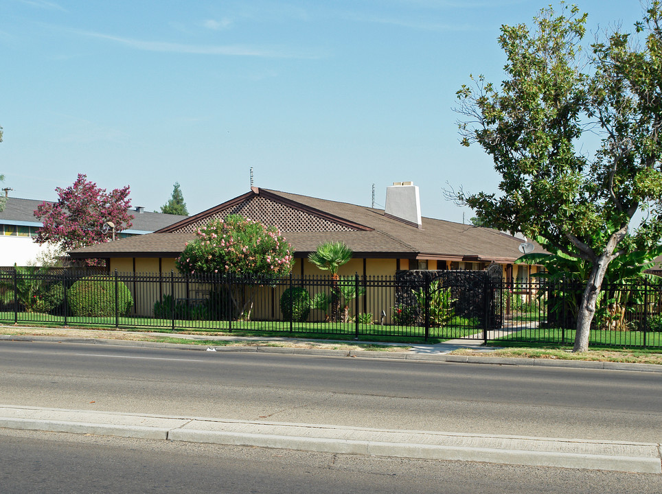 Halekulani Apartments in Fresno, CA - Building Photo