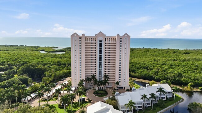 6101 Pelican Bay Blvd in Naples, FL - Building Photo - Building Photo