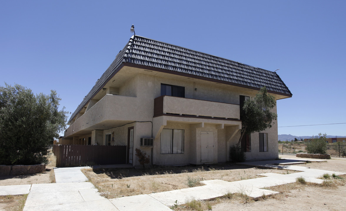 Twin Palm Apartments in Hesperia, CA - Building Photo