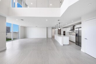 555 NE 34th St in Miami, FL - Building Photo - Building Photo