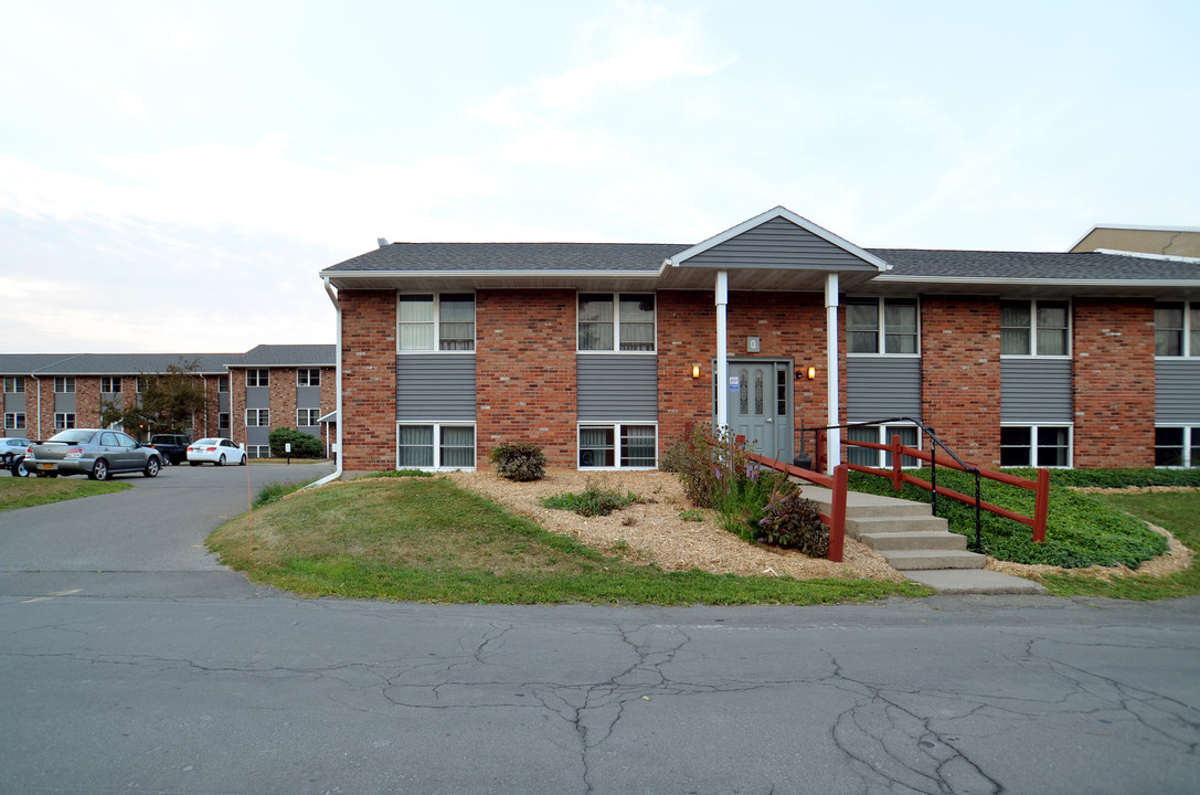 Sherbrook Apartments in Cortland, NY - Foto de edificio