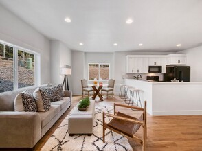 2076 NW Black Pnes Pl in Bend, OR - Building Photo - Building Photo