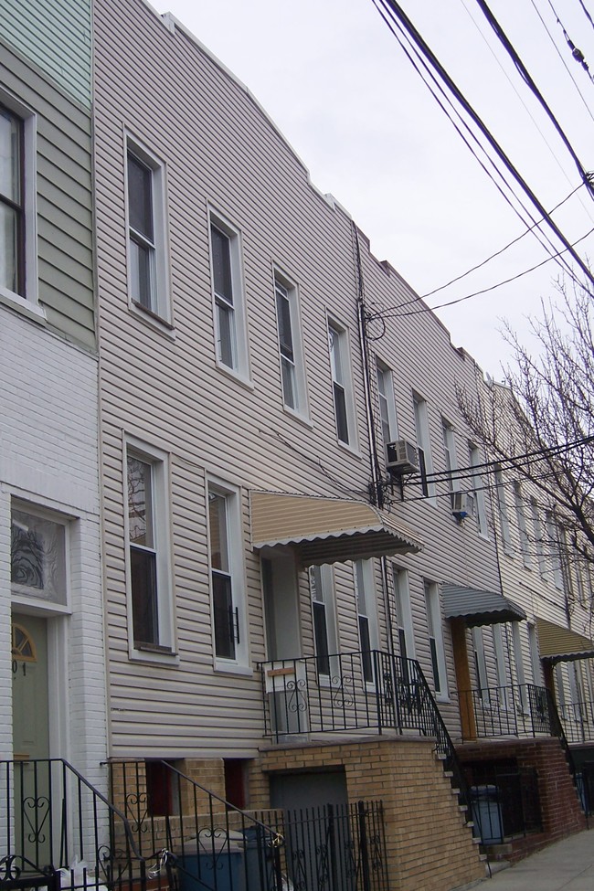 303 Onderdonk Ave in Flushing, NY - Foto de edificio - Building Photo