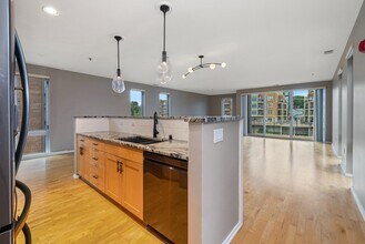 2050 N Commerce St, Unit 302 in Milwaukee, WI - Foto de edificio - Building Photo