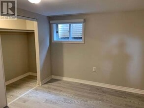 93 Shawnee Cir in Toronto, ON - Building Photo - Building Photo