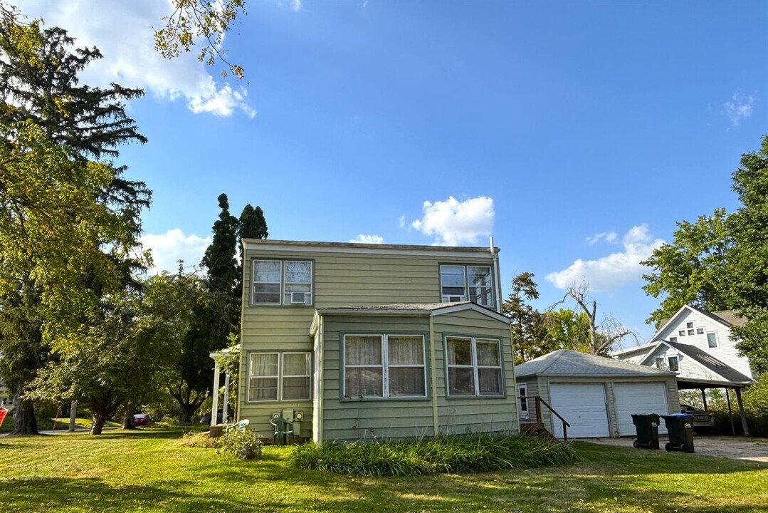 1840 B St in Iowa City, IA - Building Photo
