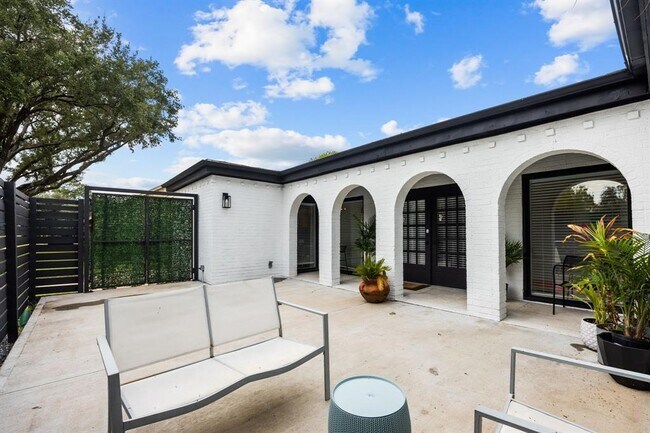 7902 Richmond Ave. in Houston, TX - Building Photo - Building Photo