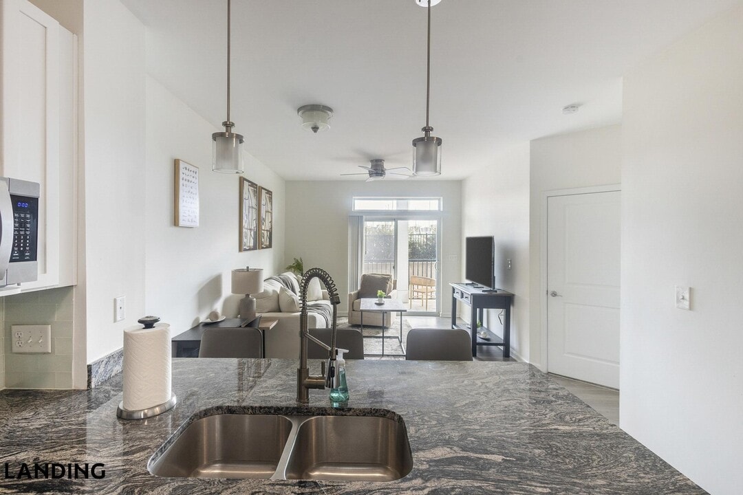 4921 Pretty Lake Ave, Unit 105 in Norfolk, VA - Foto de edificio