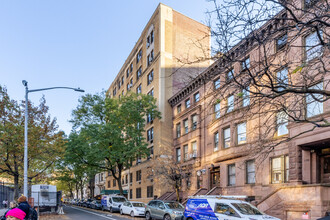 160 W 77th St in New York, NY - Building Photo - Primary Photo